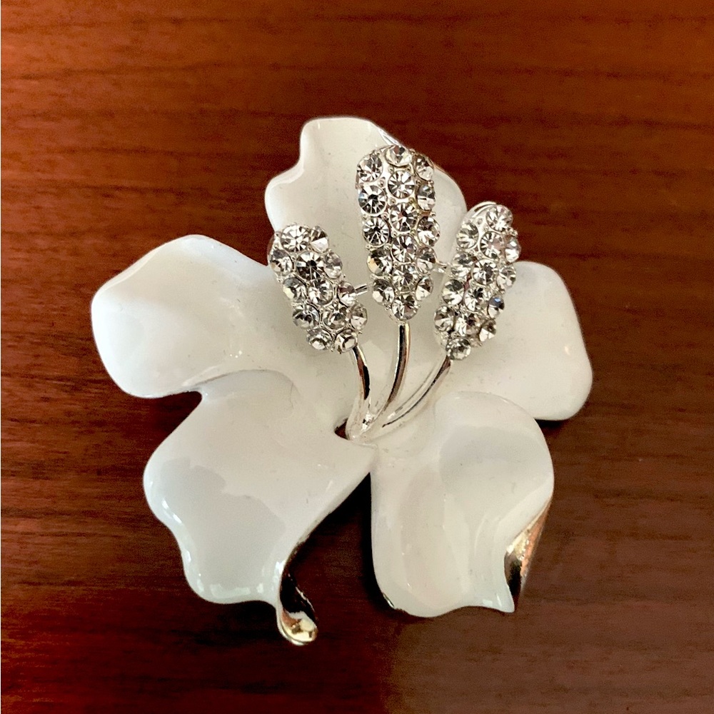 Flower shaped white solid enamel brooch pin with shiny silver tone metal accents